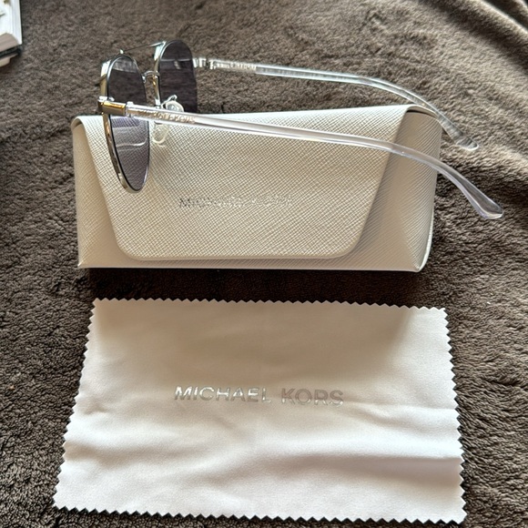 Michael Kors sunglasses, cloth & case. - Picture 5 of 7